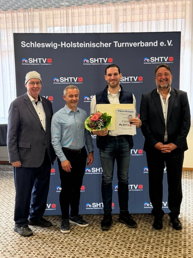 Joshua Bercher (Vorsitzender KTV RD-Eck) und weitere Funktionaere bei der Ehrung auf dem SHTV Landesturntag 2026